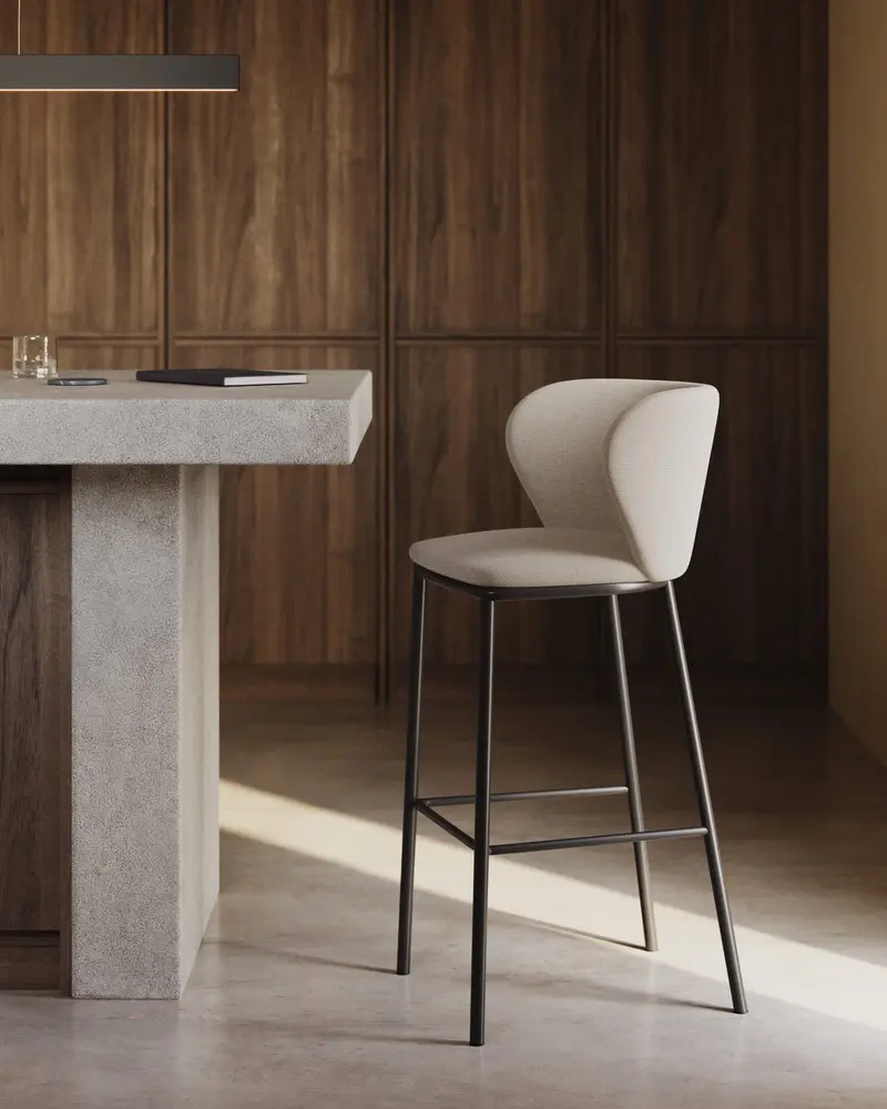 Sgabello Ciselia in ciniglia beige e gambe in acciaio nero altezza 65 cm