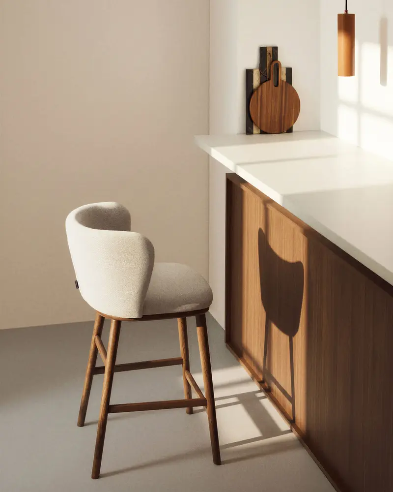 Sgabello Ciselia in ciniglia beige e gambe in legno massiccio di frassino con finitura noce 65 cm