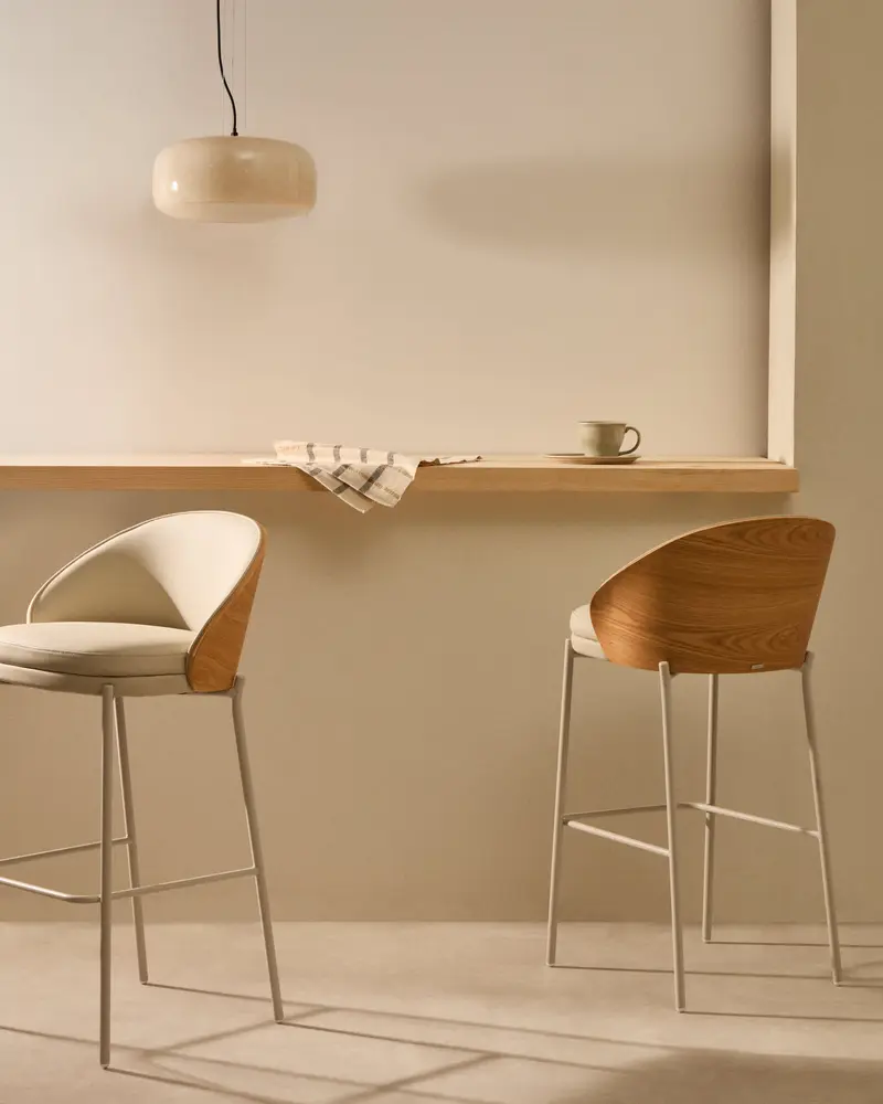 Sgabello Eamy di pelle sintetica beige, impiallacciatura in frassino finitura naturale 65 cm