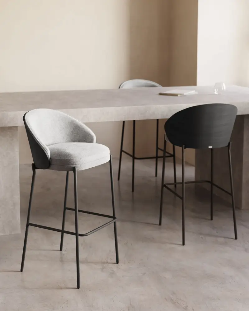 Sgabello Eamy in ciniglia grigio chiaro impiallacciato frassino finitura nera, metallo nero 65 cm