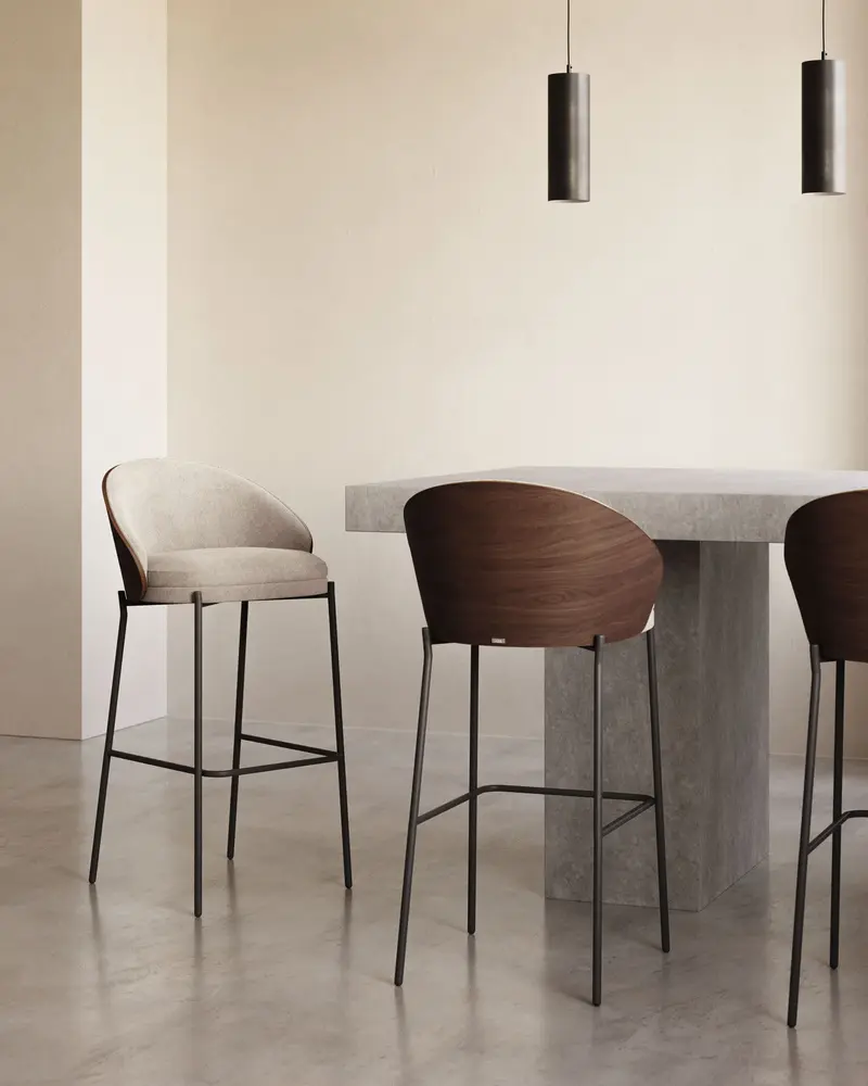 Sgabello Eamy in ciniglia marrone chiaro impiallacciato frassino finitura wengé, metallo nero 65 cm
