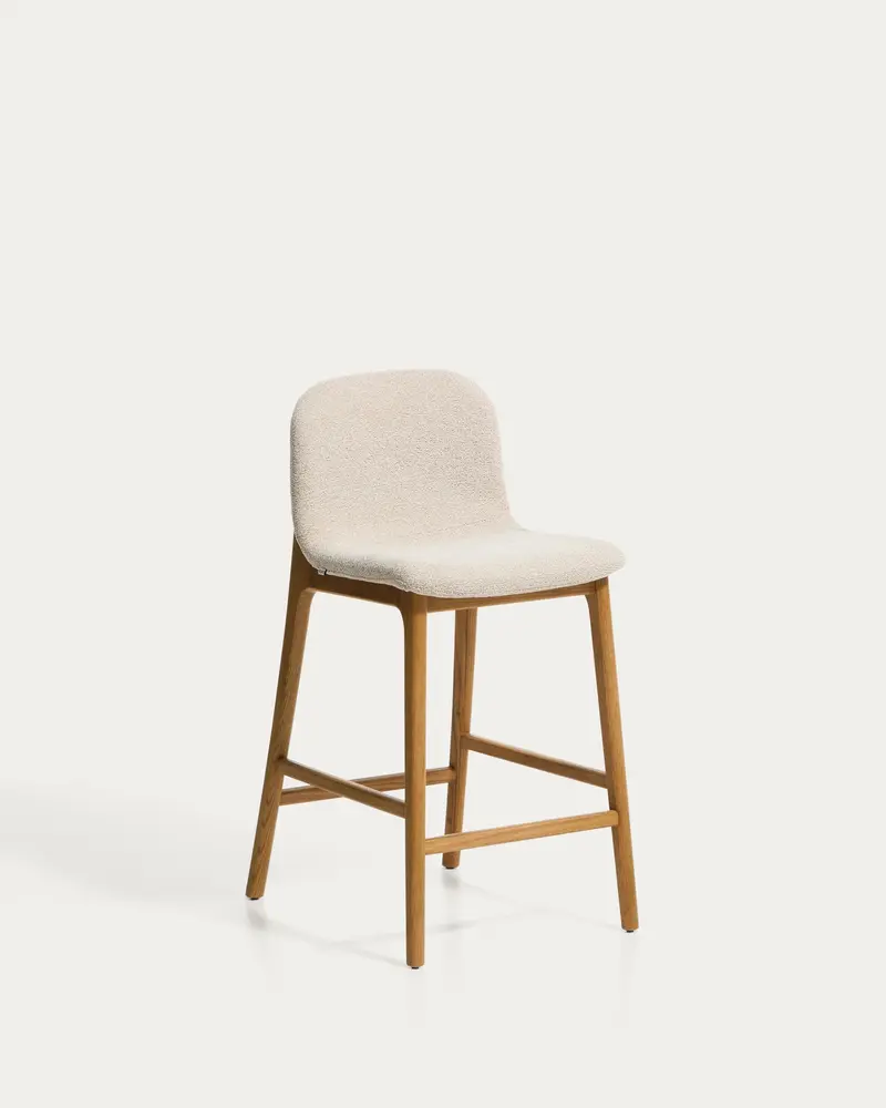 Sgabello Elnor in ciniglia beige con gambe in legno massello di rovere con finitura naturale 65 cm