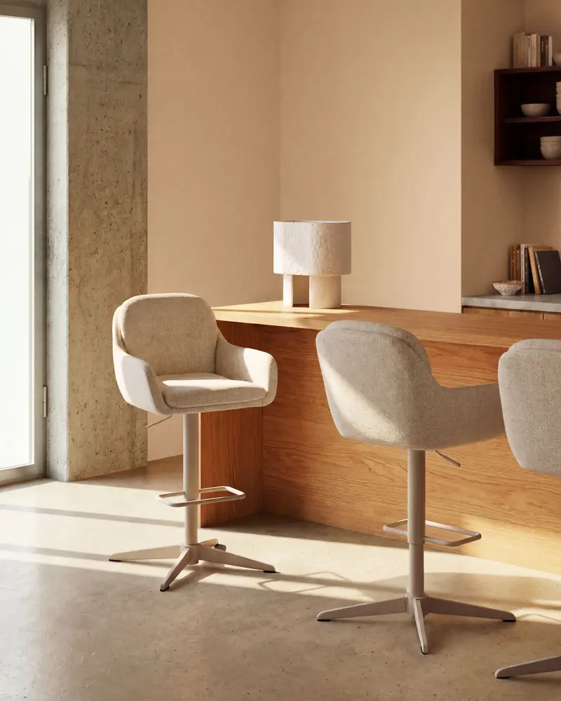 Sgabello girevole Lexa in ciniglia beige con gambe in acciaio con finitura beige