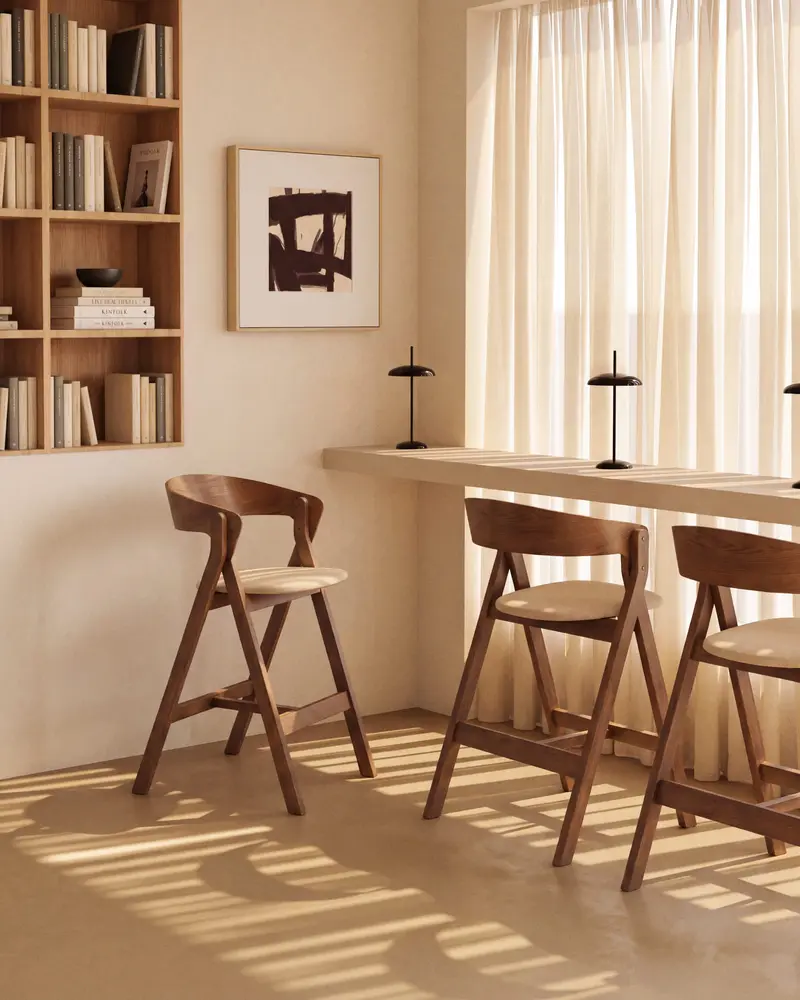 Sgabello Godia in ciniglia beige e impiallacciato di rovere con finitura color noce