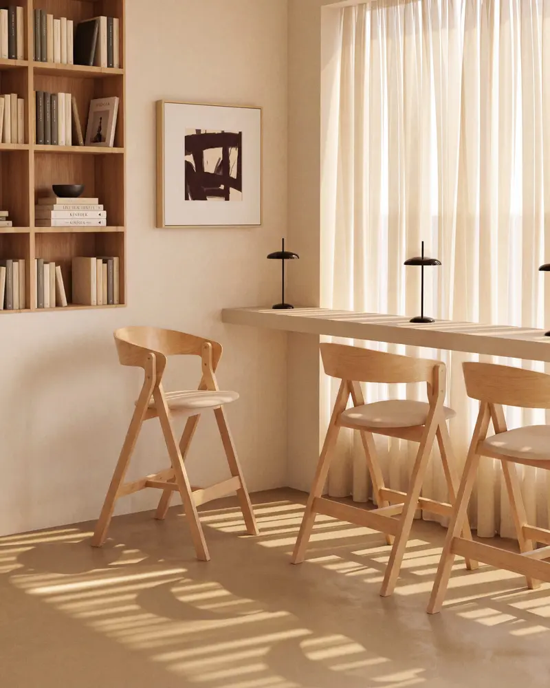 Sgabello Godia in ciniglia beige e impiallacciato di rovere con finitura naturale