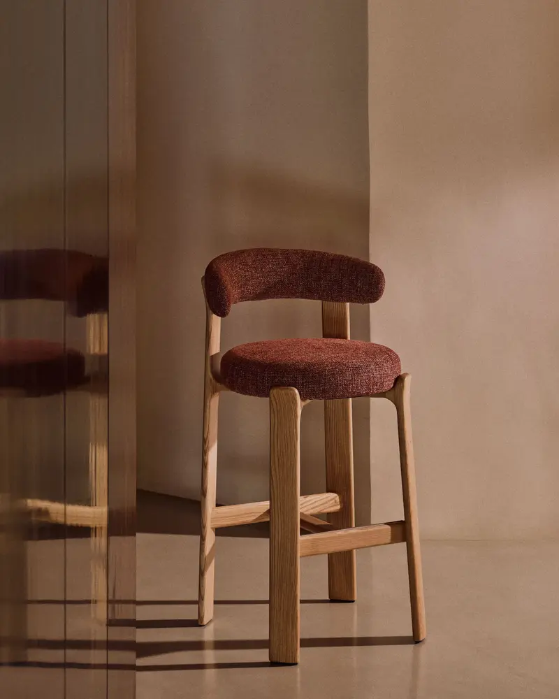Sgabello Granite in ciniglia terracotta e legno massiccio di frassino con finitura in tonalità naturale 75 cm