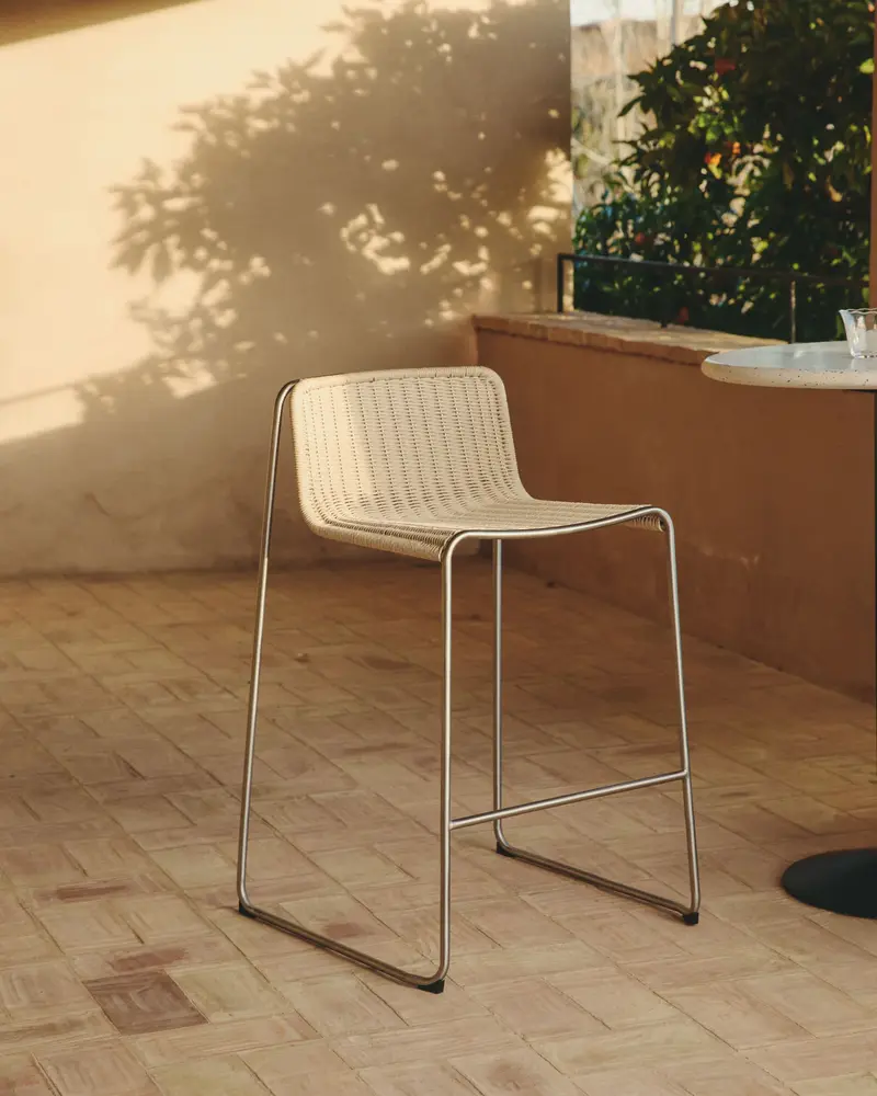 Sgabello impilabile Tavari in corda sintetica beige e acciaio inox AISI 304 effetto spazzolato 75 cm