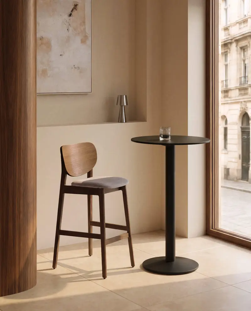 Sgabello Ludara in ciniglia marrone e impiallacciato di rovere con finitura noce 65 cm