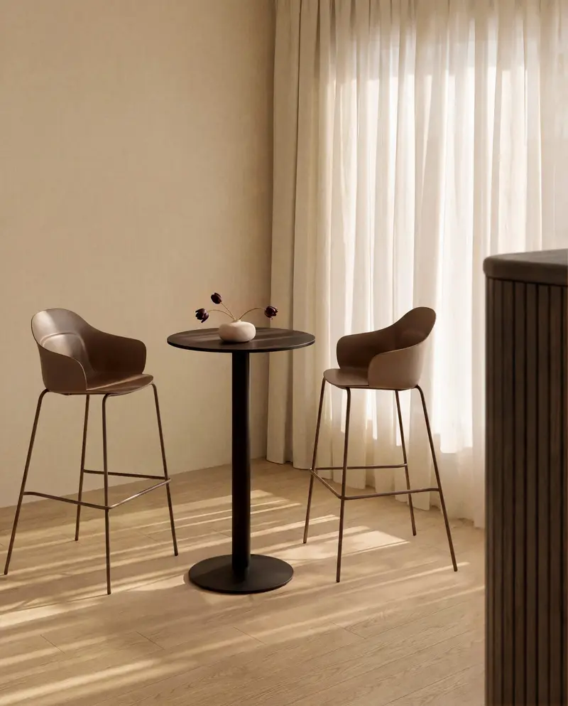 Sgabello Sanile con gambe in acciaio con finitura marrone 74 cm