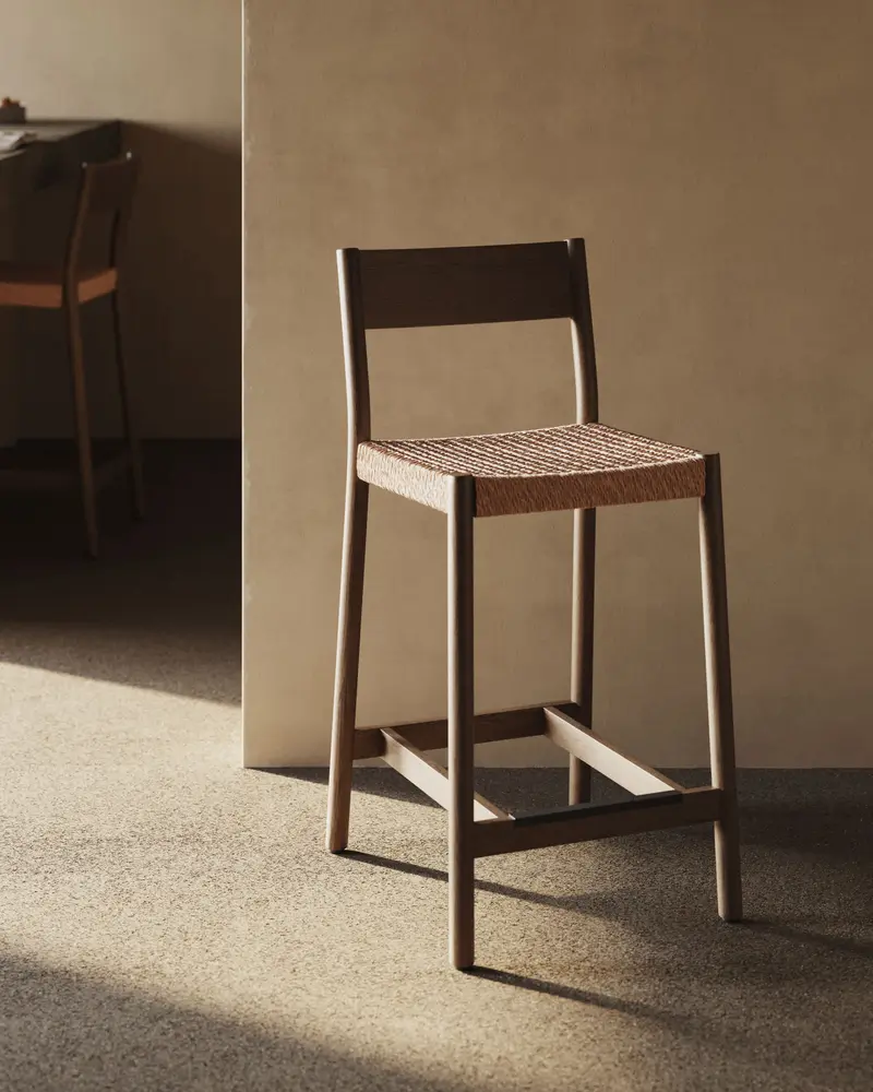 Sgabello Yalia con schienale in legno massello di rovere con finitura in noce e seduta in corda da 65 cm