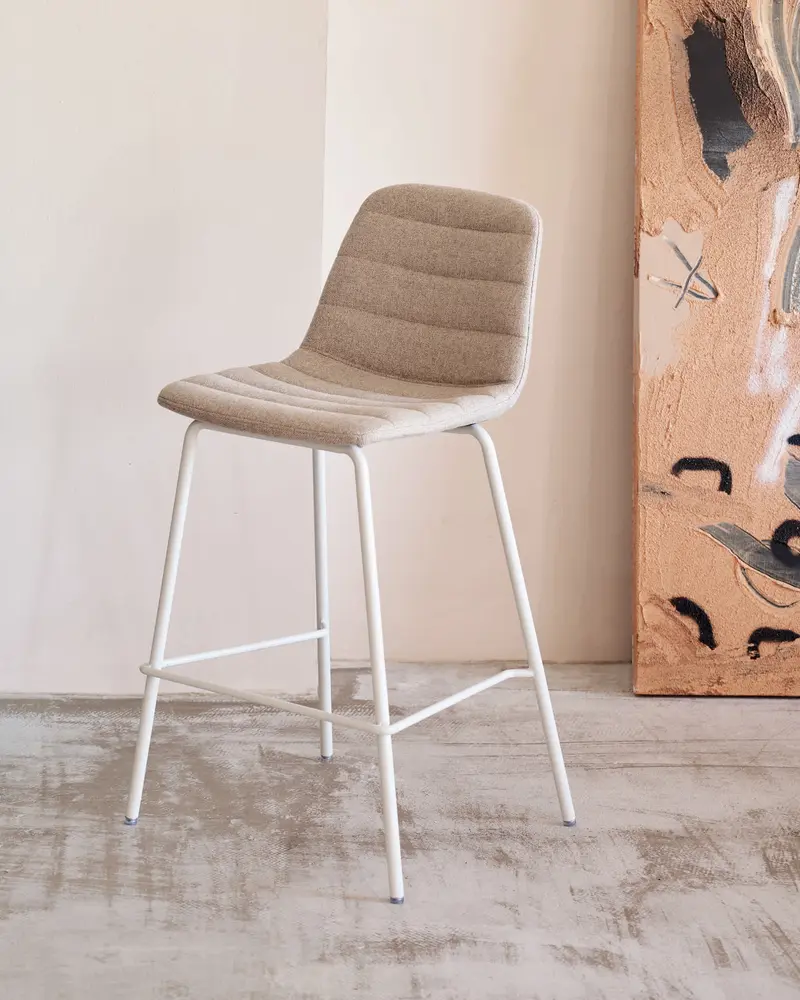 Sgabello Zunilda in ciniglia beige e acciaio con finiture bianco opaco altezza 65 cm