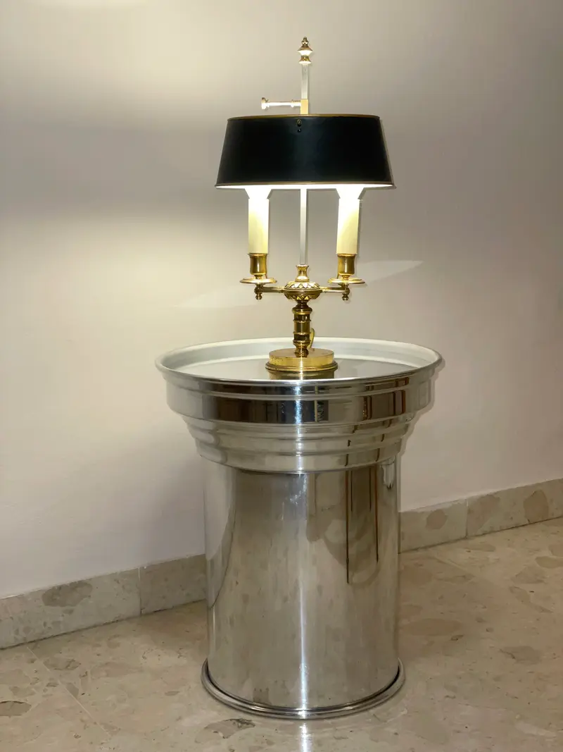 Side table in metallo lucido mirror dal design minimale e contemporaneo