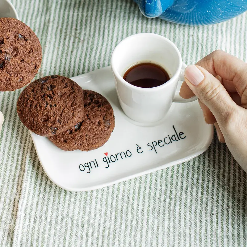 SIMPLE DAY - SET 2 TAZZE CAFFE' CON PIATTINI 4 PEZZI "OGNI GIORNO E' SPECIALE"