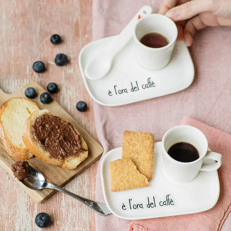 SIMPLE DAY - SET 2 TAZZE CAFFE' CON PIATTO 4 PEZZI IN GRES " E' L'ORA DEL CAFFE'"