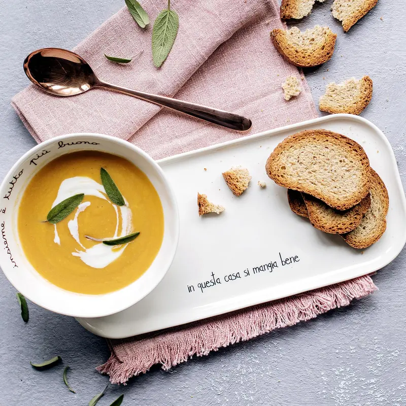 SIMPLE DAY - VASSOIO RETTANGOLARE IN GRES DECORATO "IN QUESTA CASA SI MANGIA BENE"
