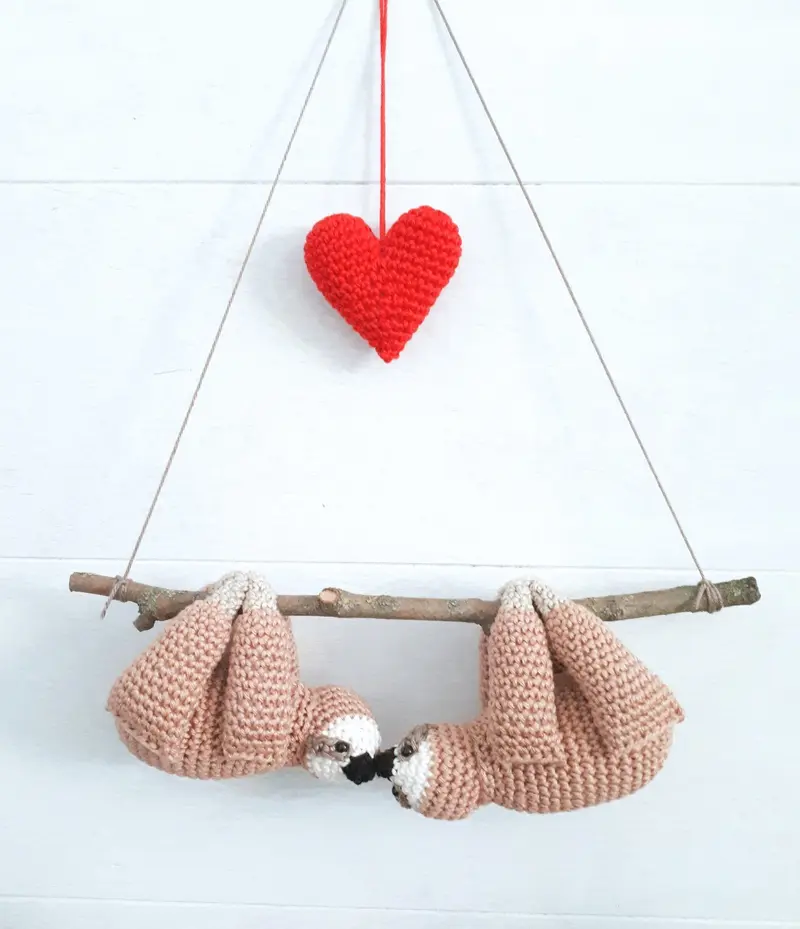 Sloths couple on a branch crochet pattern