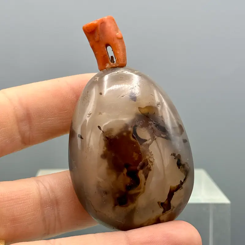 Snuff bottle bottiglia profumo pietra agata muschiata tappo corallo Cina XX sec.