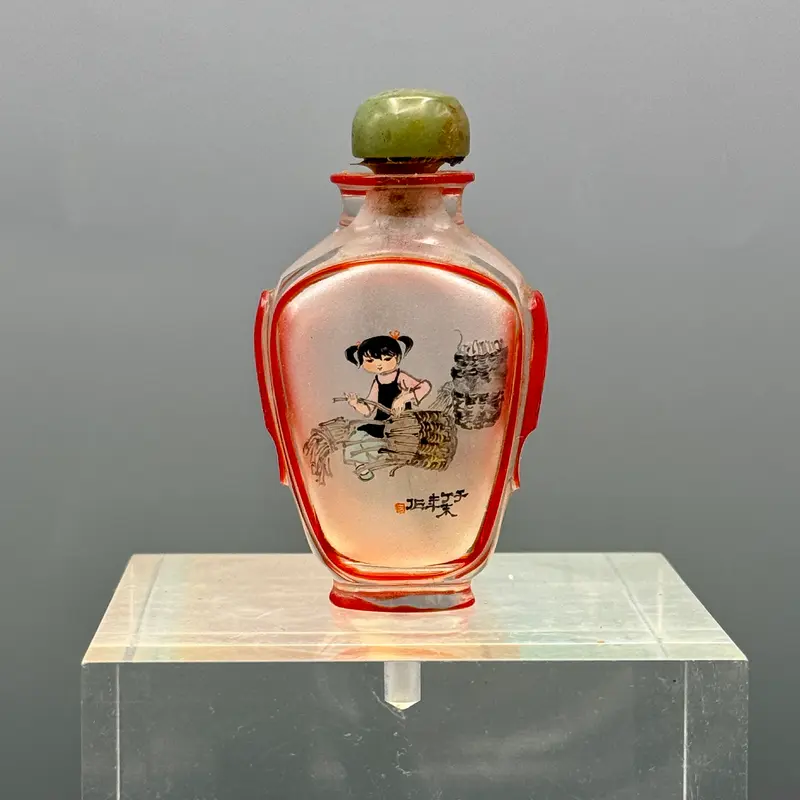 Snuff bottle bottiglia vetro dipinto floreale bambina Cina XX sec.