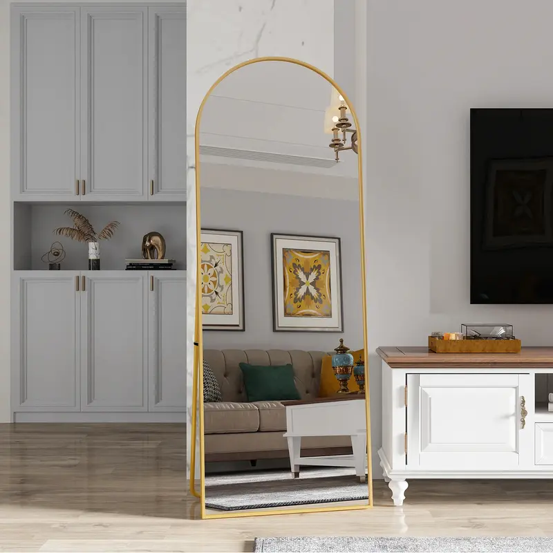 Specchio da Terra Curvo con Cornice Oro – Design Slanciato e Riflessi di Eleganza
