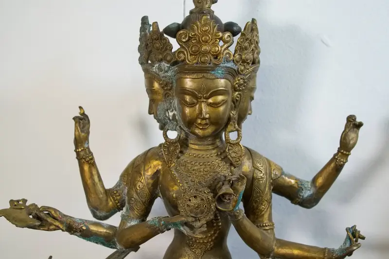 Statua antica in bronzo e rame della divinità tibetana Namgyalma (anni 1920)