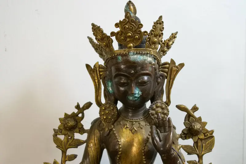 Statua antica in bronzo e rame della divinità tibetana Tara Verde (anni 1920)