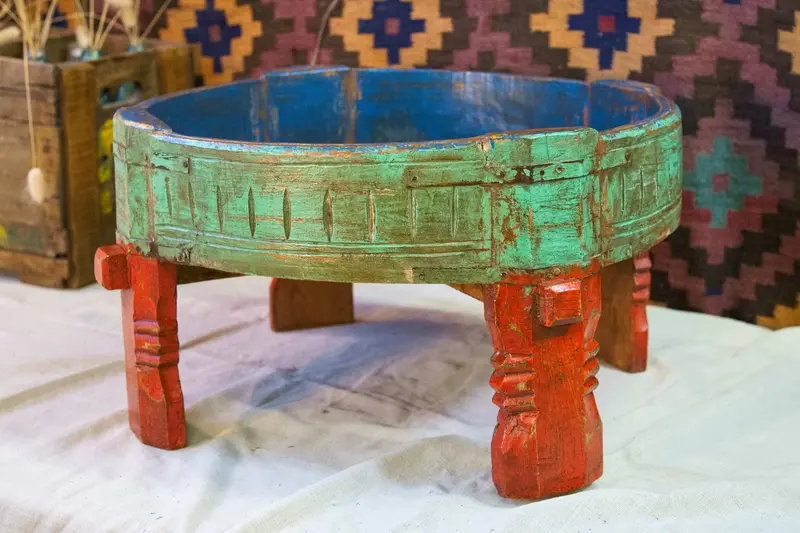 Tavolino basso in legno di teak massello inciso e dipinto - Macina Kalchatti indiana d'antiquariato