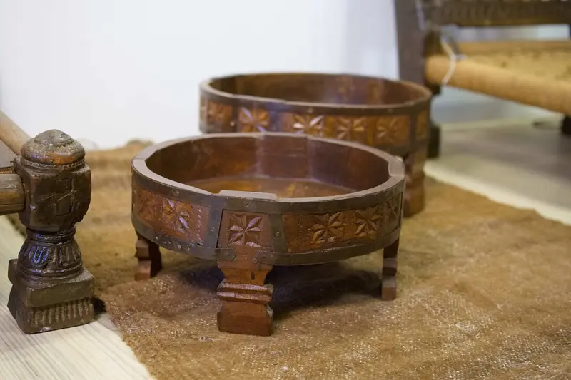 Tavolino basso indiano in legno di teak massello inciso - Macina Kalchatti artigianale Small