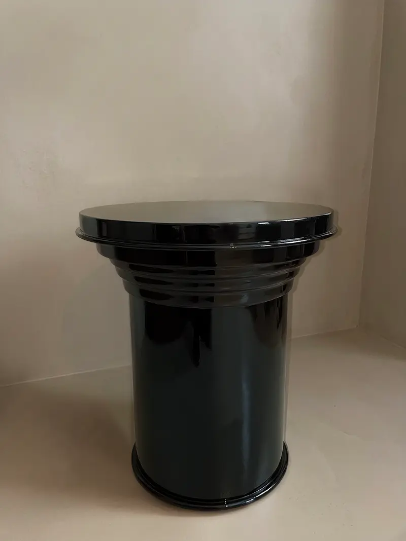 Tavolino Coffee Table scultoreo in metallo verniciato nero lucido