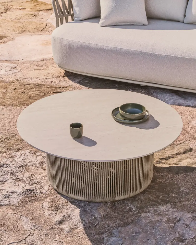 Tavolino da caffè da esterno Orosei in pietra sinterizzata, alluminio color écru e corda beige Ø 90 cm