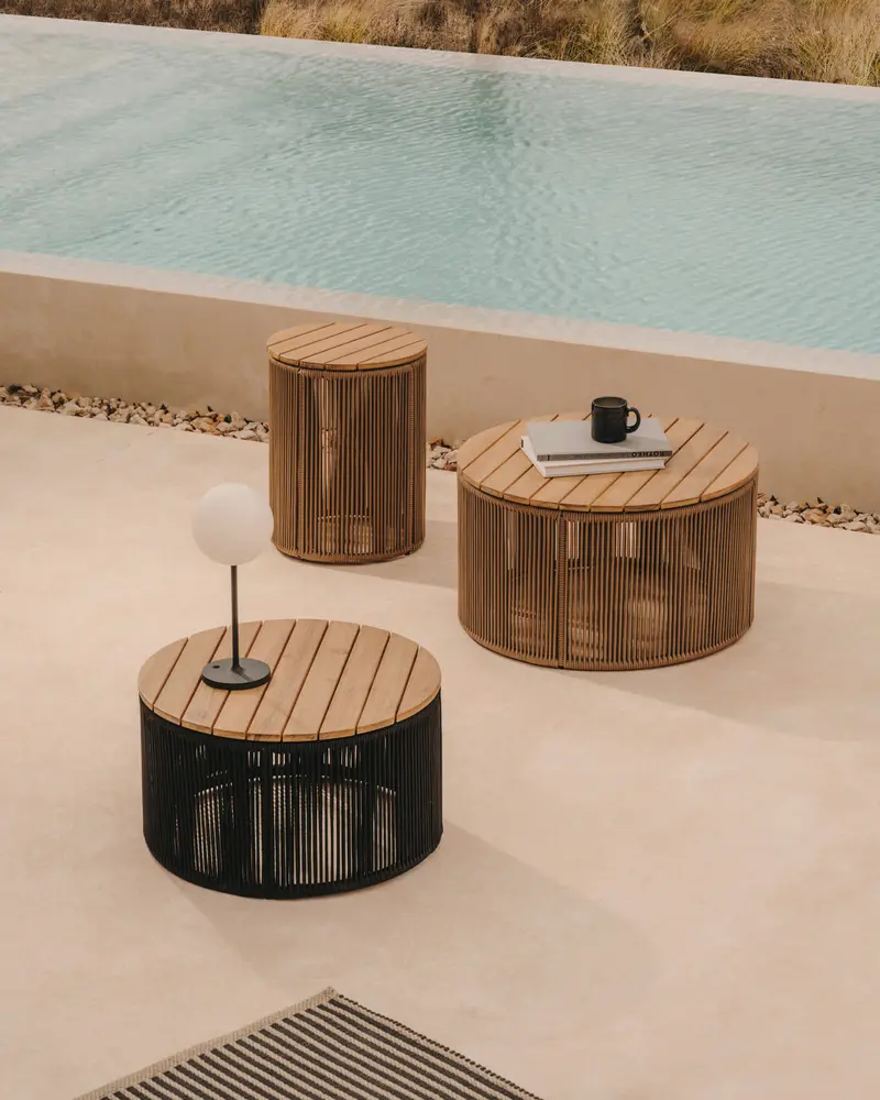 Tavolino Dandara in acciaio, corda beige e gambe in legno massiccio di acacia Ø40 cm