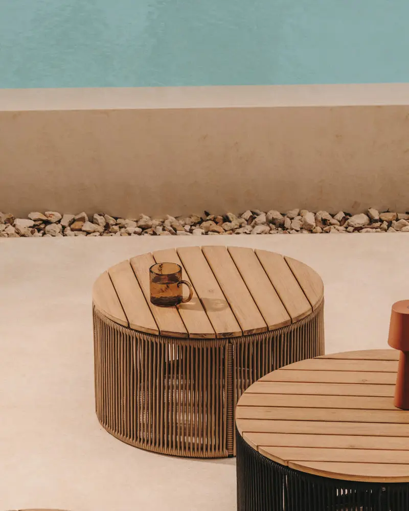 Tavolino Dandara in acciaio, corda beige e gambe in legno massiccio di acacia Ø60 cm