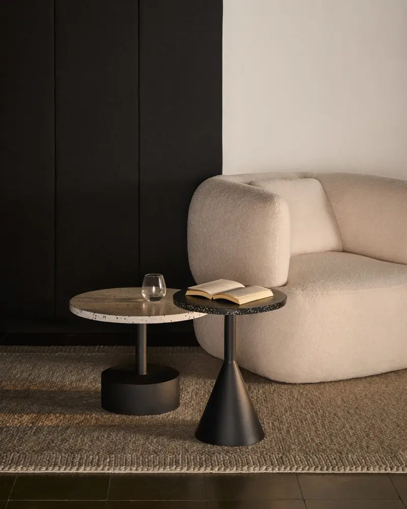 Tavolino Delano in terrazzo nero e gambe in acciaio finitura nera Ø 40 cm