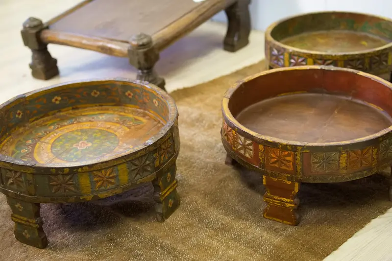 Tavolino etnico rotondo in legno di teak massello con intagli e colori - Macina Kalchatti grande