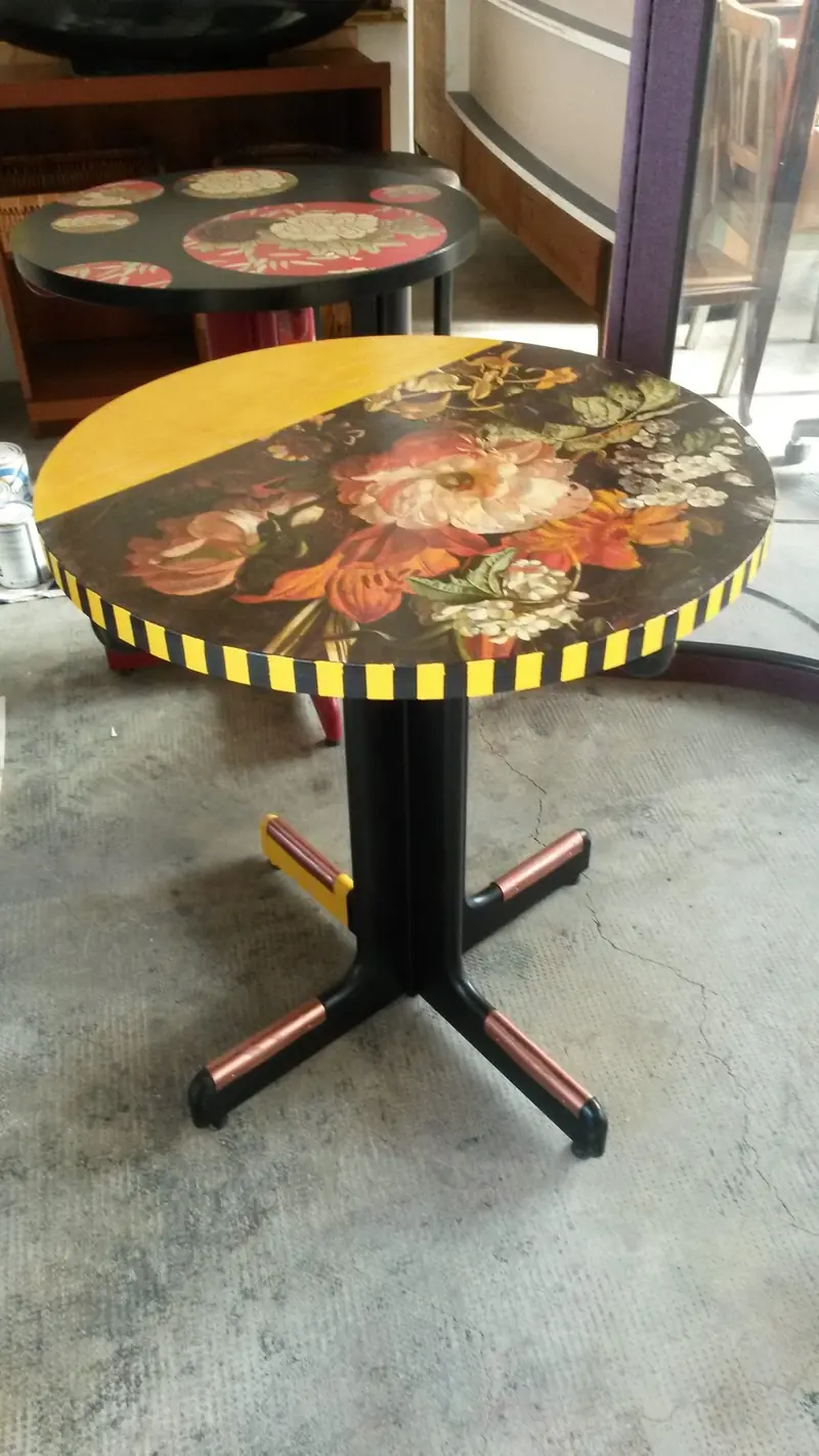 Tavolino tondo fiammingo