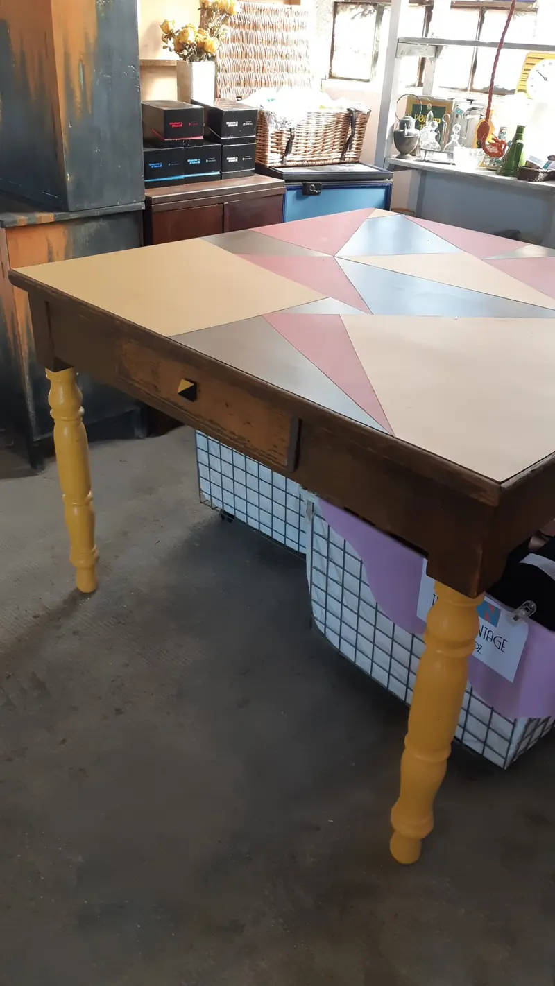 Tavolo a triangoli