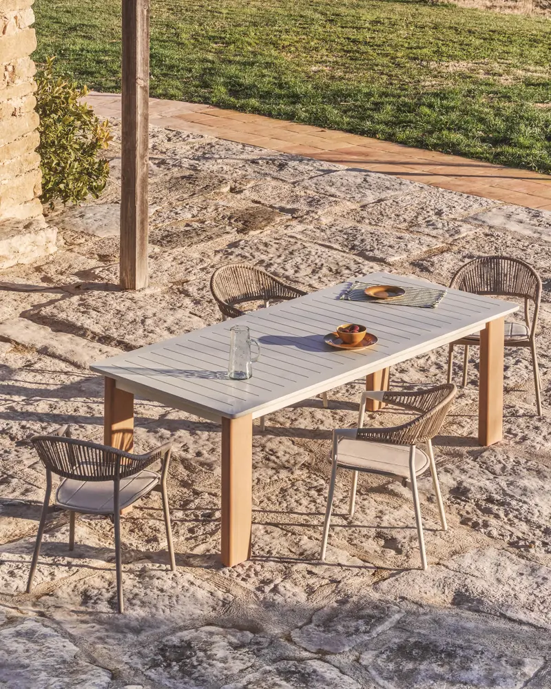 Tavolo allungabile Livorno in alluminio color écru e gambe effetto legno 233 (350) x 100 cm