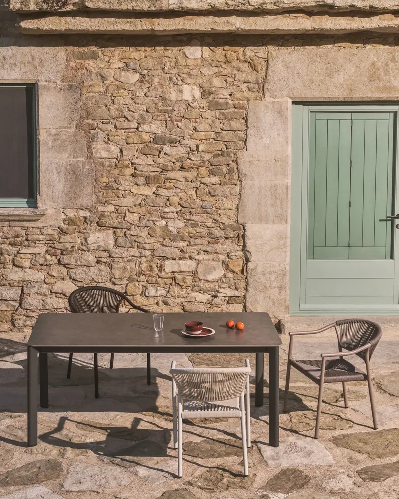 Tavolo Anafi in pietra sinterizzata e alluminio grafite 220 x 100 cm