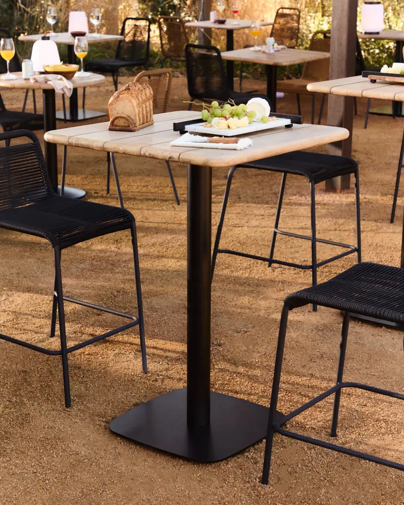 Tavolo bar alto Saura metallo nero e piano acacia finitura naturale 96x70x70 cm