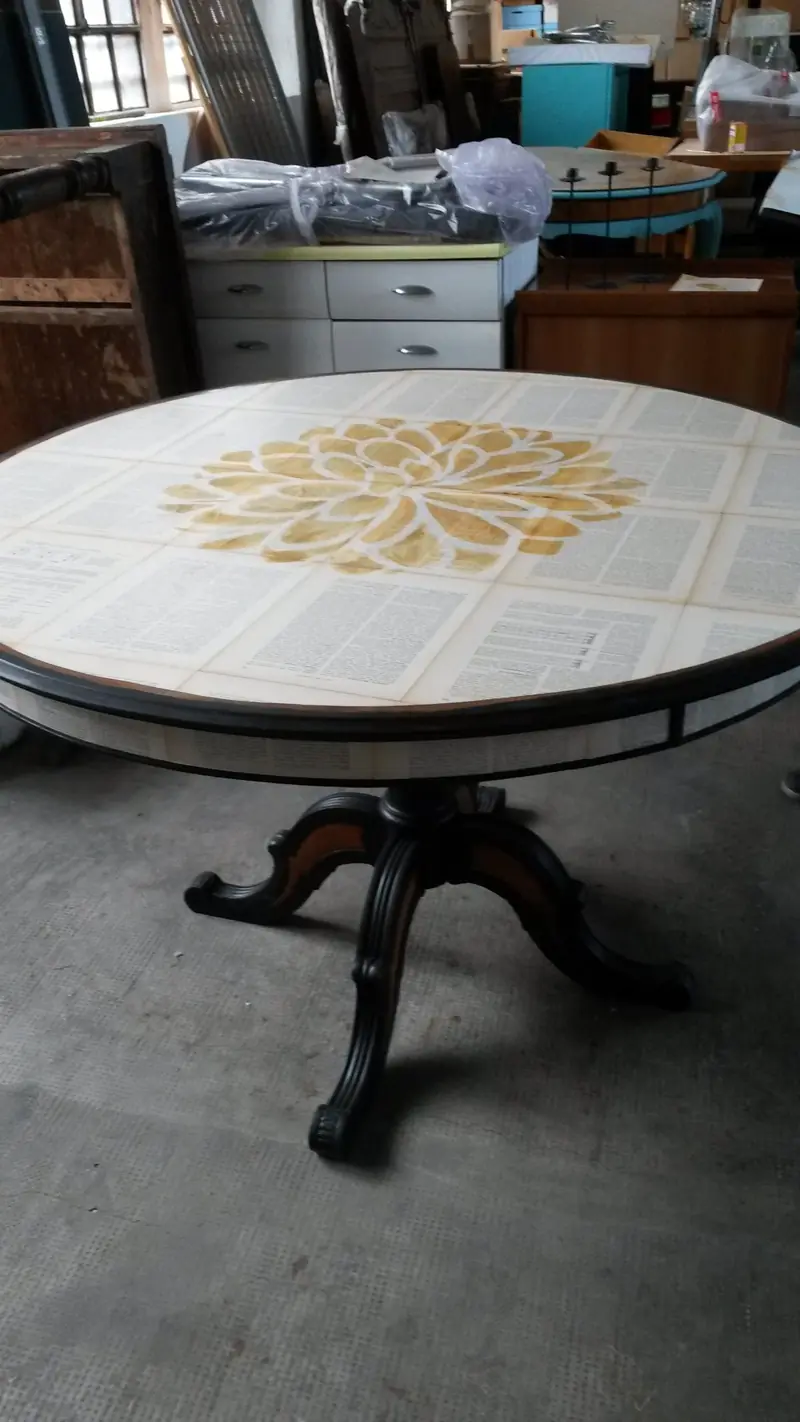 Tavolo con découpage