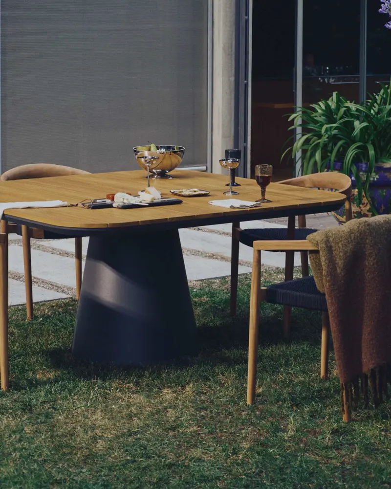Tavolo da esterno Tudons in alluminio con finitura in grigio e teak 148 x 148 cm