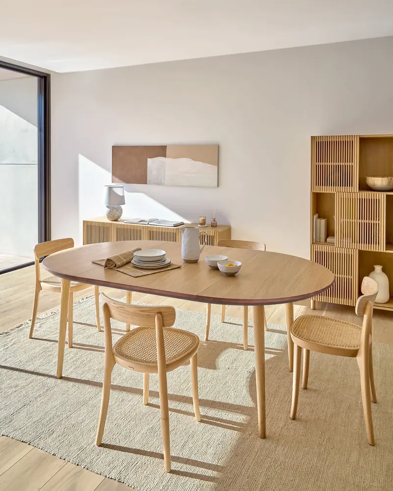 Tavolo ovale allungabile Oqui impiallacciato rovere e gambe in legno massello Ø 120 (200) x 90 cm