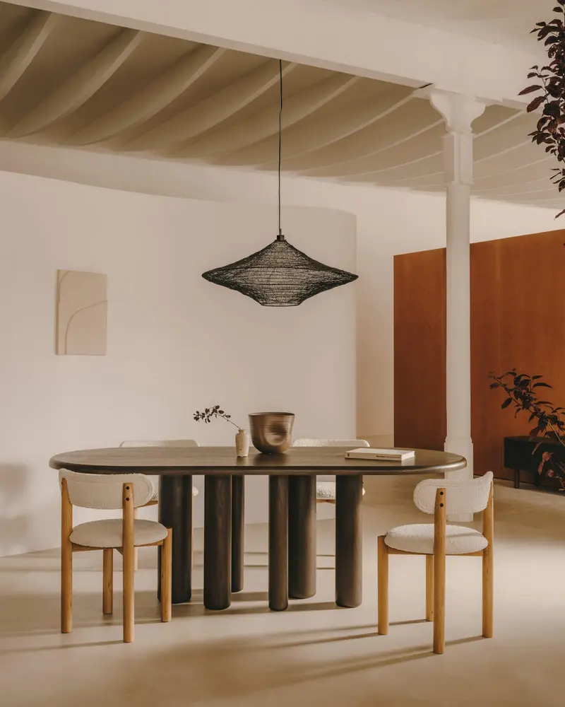 Tavolo ovale Mailen in frassino con finitura scura Ø 220 x 105 cm