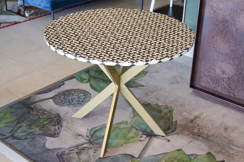 Tavolo rotondo in legno e osso intarsiato bianco e nero con base in metallo - India