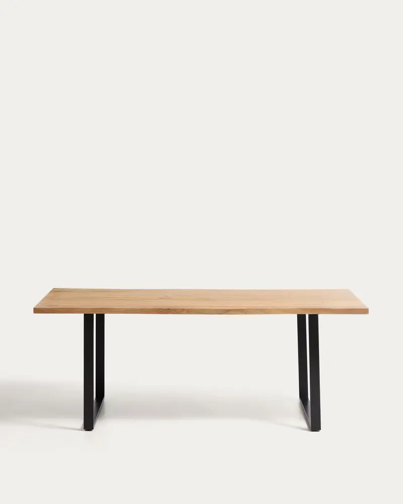 Tavolo Uxue in legno massiccio di acacia e gambe in acciaio nero 200 x 90 cm