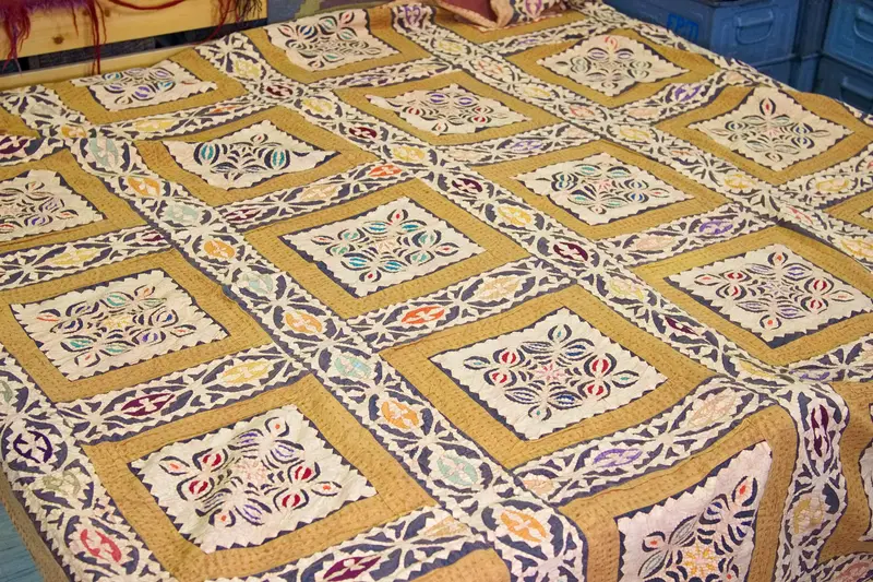 Telo / copriletto indiano in cotone con ricami geometrici e floreali