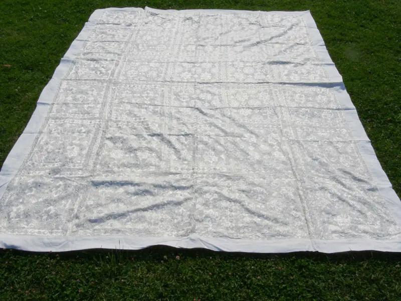 Telo indiano in cotone bianco con ricami e specchietti