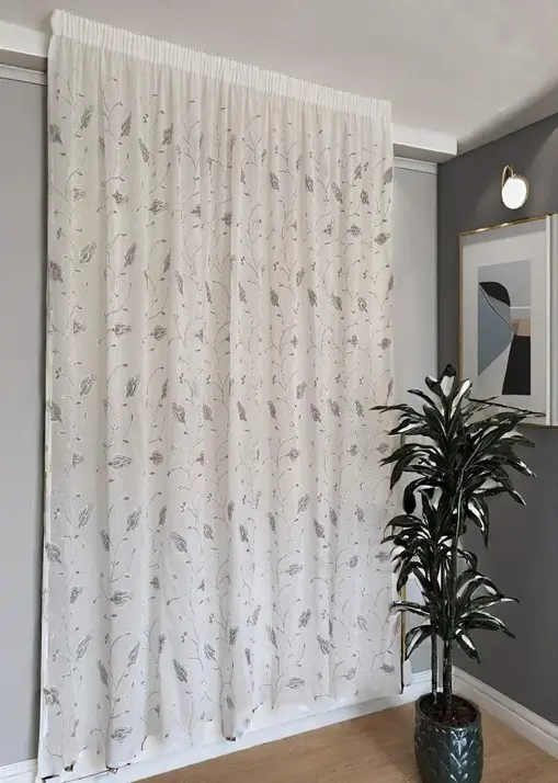 Tende su misura con fettuccia arricciatenda- tessuto bianco ricamato con fiore grigio, adatta per binari da 140/170 cm, altezza da 180 a 280 cm -calla-