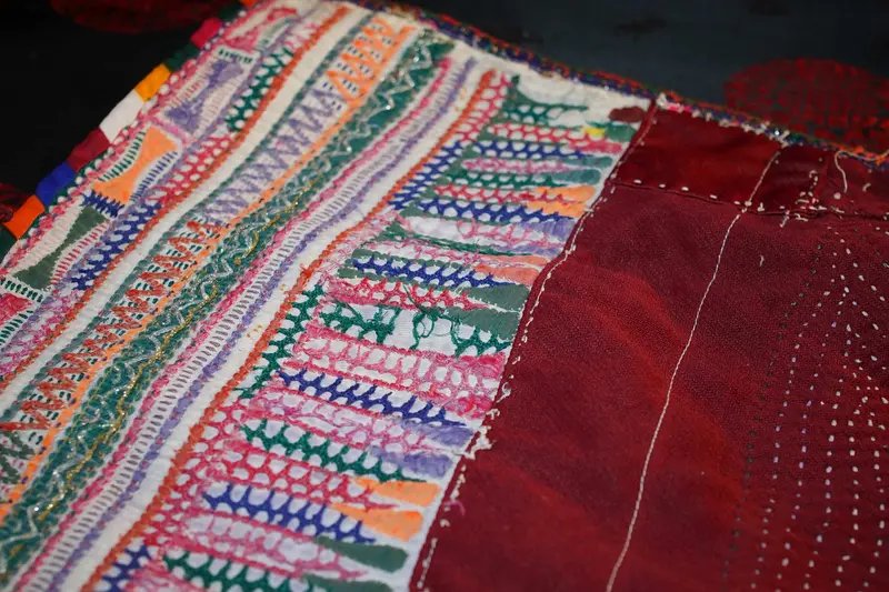 Tessuto antico indiano Kantha tribale — Ricamo nomade Gujarat/Rajasthan