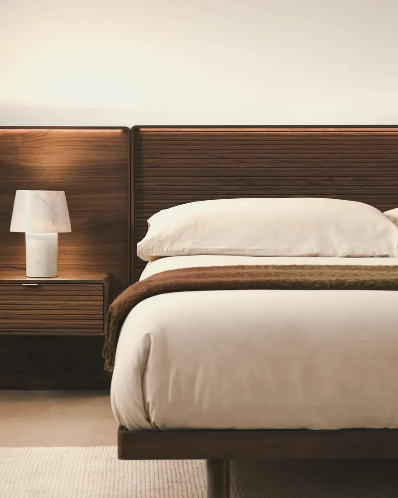 Testiera Norlen con 2 comodini in impiallacciatura di noce con finitura scura e luce LED, per letto fino a 160 cm, FSC Mix Credit