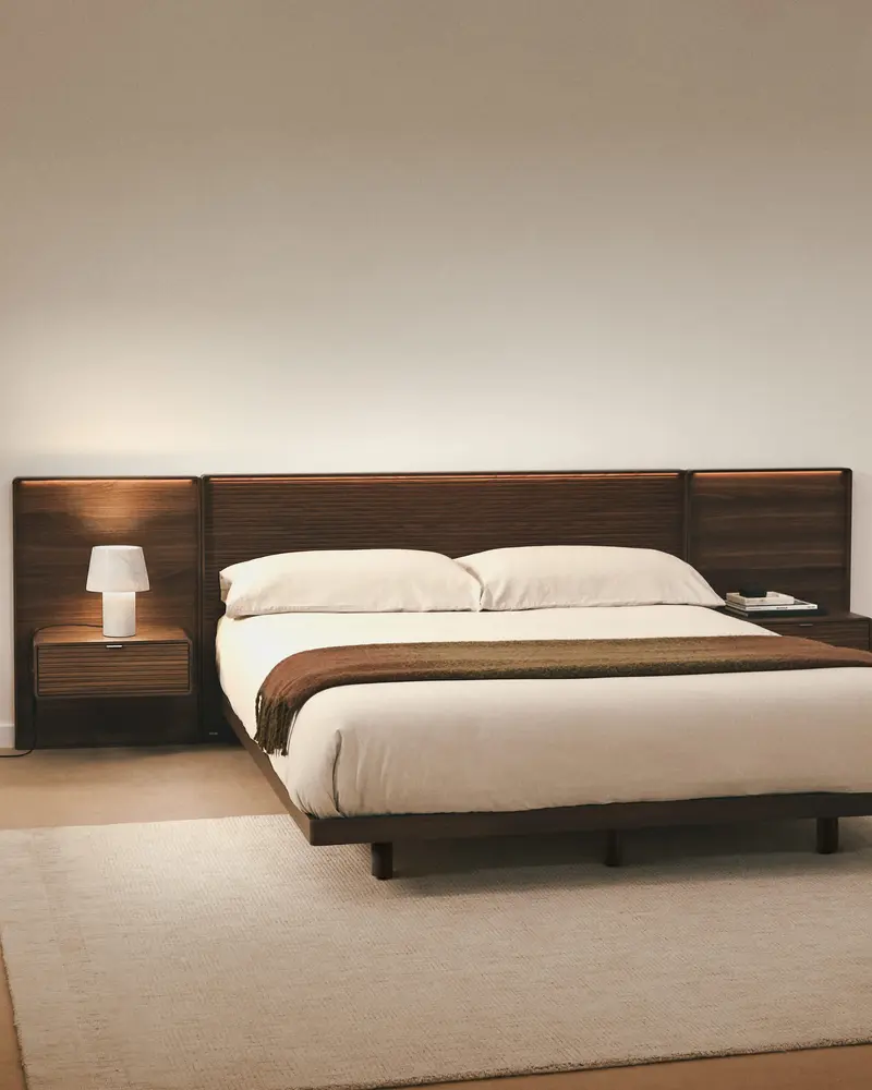 Testiera Norlen con 2 comodini in impiallacciatura di noce con finitura scura e luce LED, per letto fino a 180 cm, FSC Mix Credit